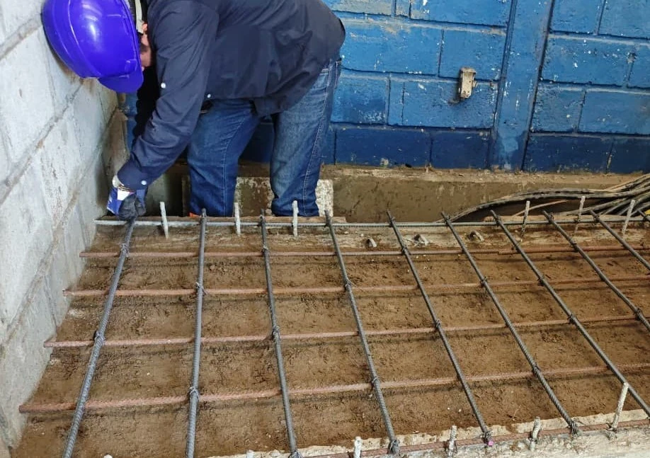 Personal de SIEEC armando parrilla de acero de refuerzo para cimentación de base de concreto industrial en obra en Santa Marta