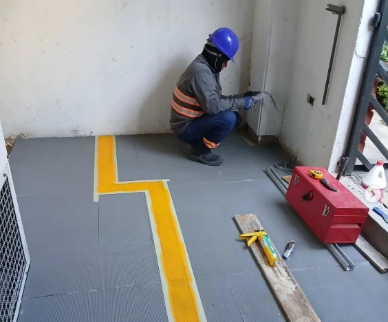 Técnico electricista de SIEEC realizando mantenimiento preventivo en cuarto técnico industrial con señalización de seguridad en Santa Marta