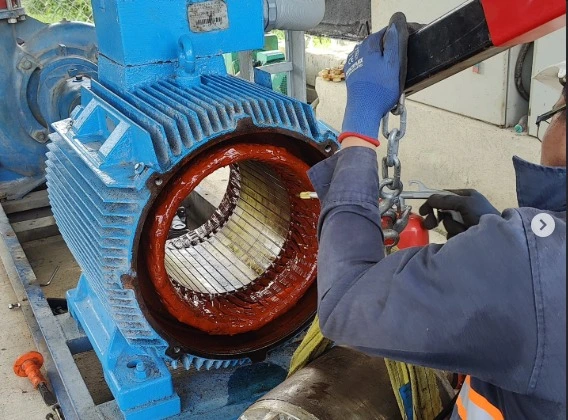Reparación de motor eléctrico industrial con rectificación y cambio de rodamientos realizado por técnicos de SIEEC en Santa Marta