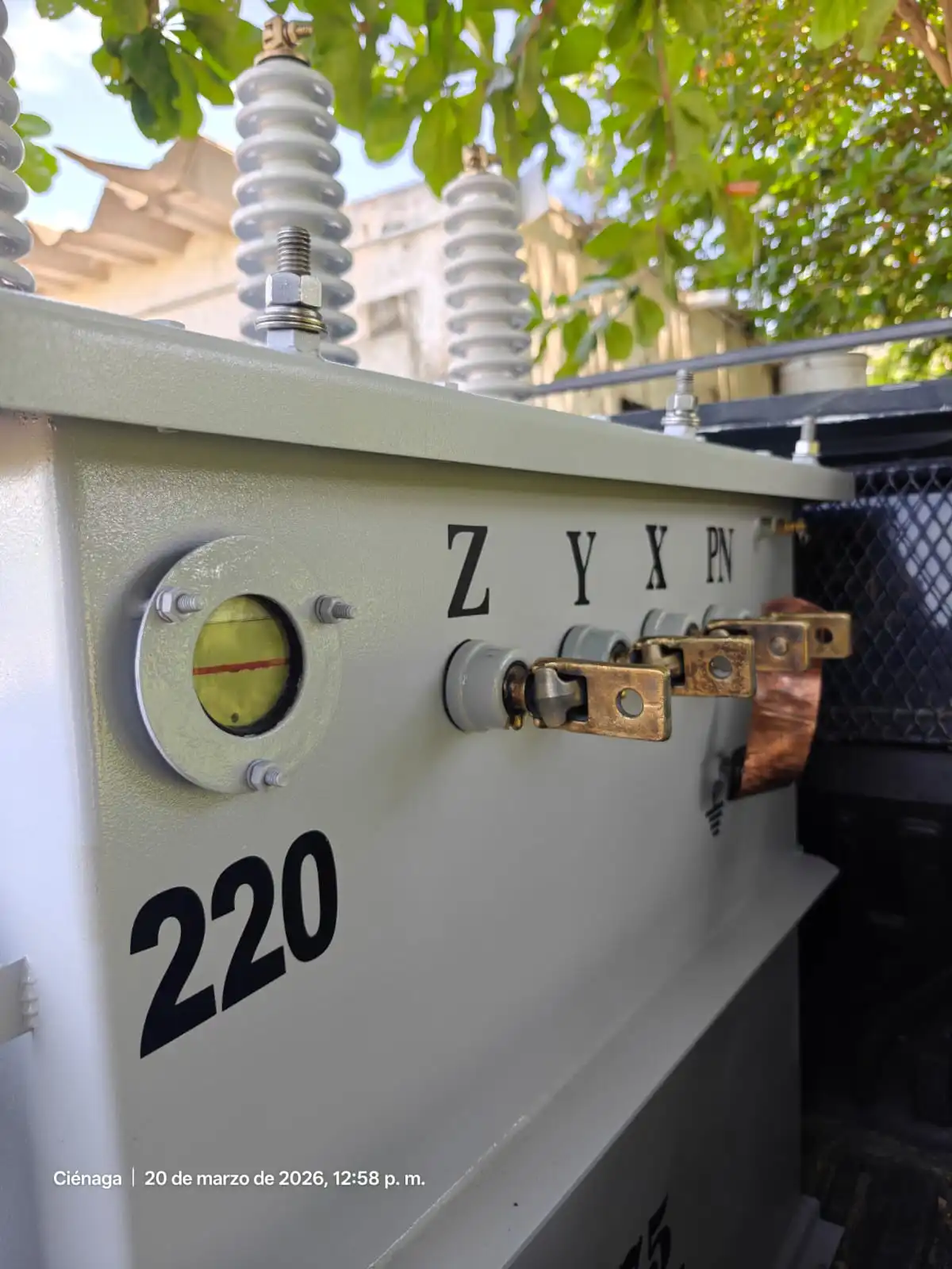 Antes y después de mantenimiento de transformador de distribución eléctrica: equipo deteriorado recuperado y protegido por SIEEC en Santa Marta