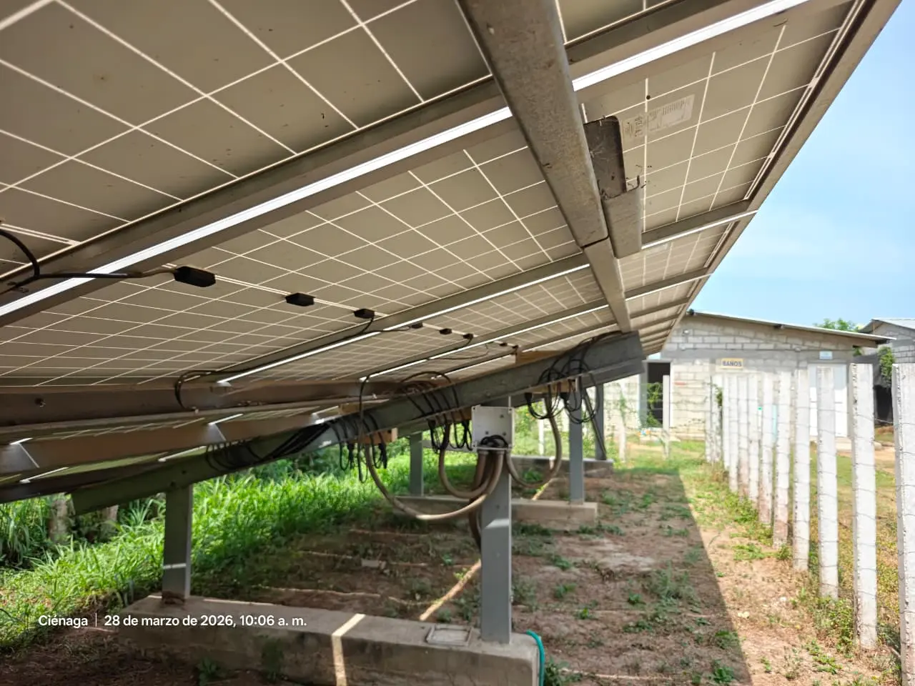 Estructura de paneles solares fotovoltaicos con cableado organizado diseñada por SIEEC en instalación terrestre en Santa Marta, Colombia