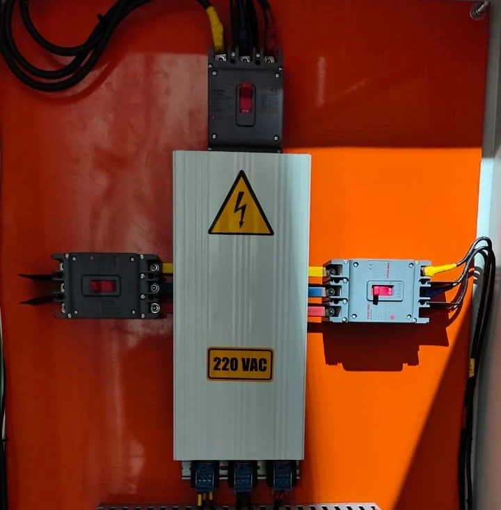 Tablero eléctrico industrial organizado y señalizado para sistemas de control y monitoreo diseñado por SIEEC en Santa Marta