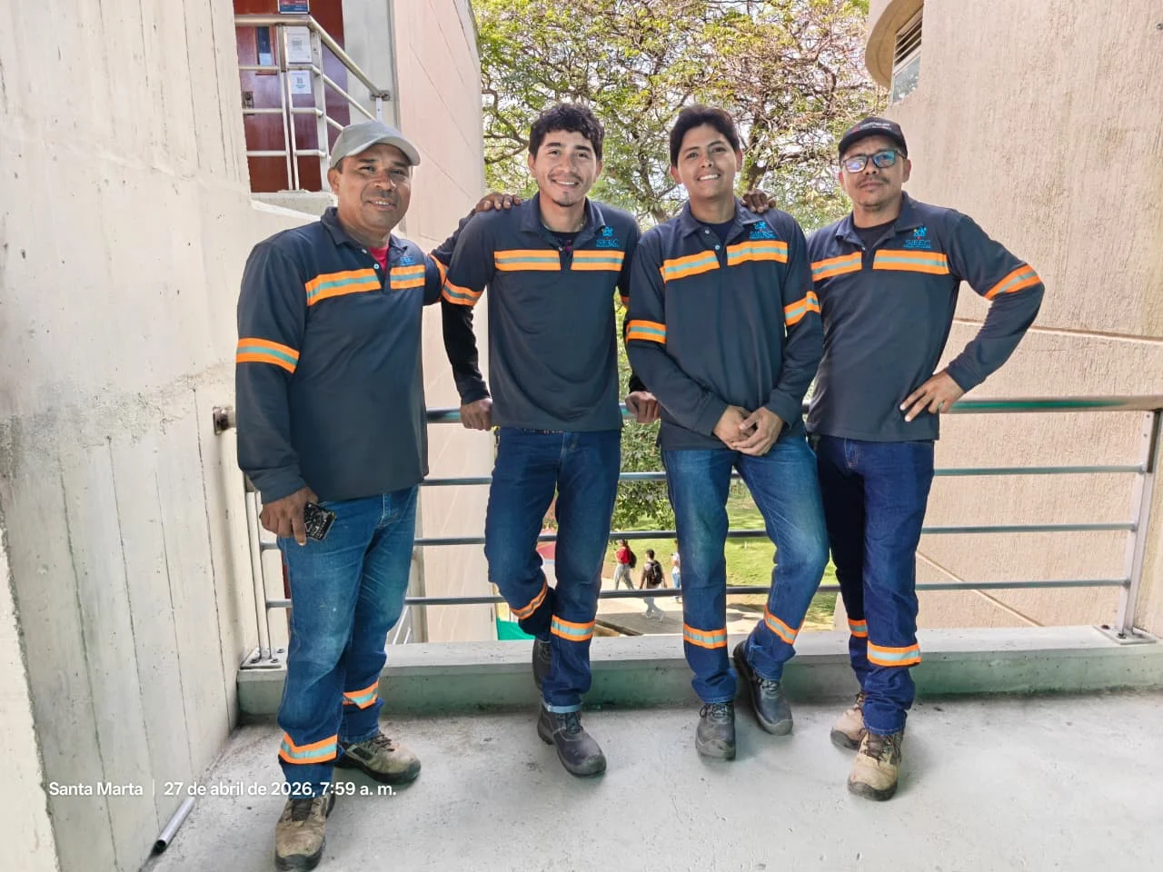Ingeniero de SIEEC S.A.S. ejecutando instalación eléctrica certificada en Colombia, cumpliendo normativa RETIE y NTC 2050