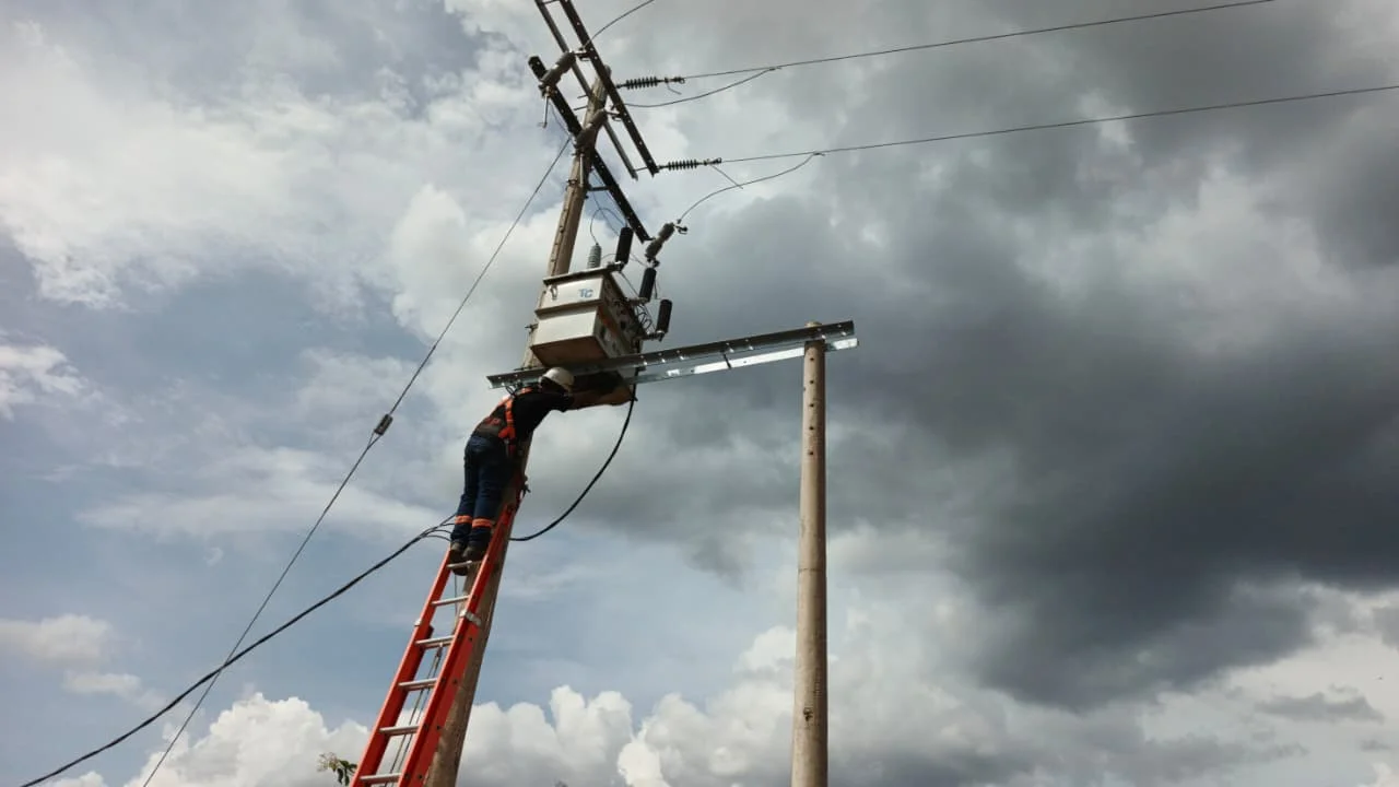 Equipo de SIEEC S.A.S. aplicando valores de seguridad, ética y excelencia técnica en instalación eléctrica certificada en Colombia